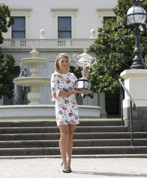 Prima finale Slam e subito un trionfo per la tedesca Angelique Kerber che qui posa con il trofeo davanti al palazzo del Governo di Melbourne. Reuters